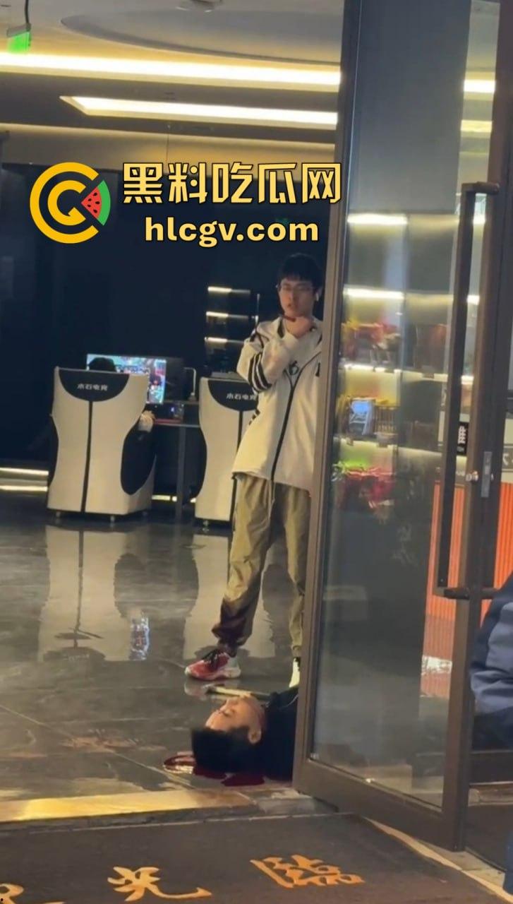四川郫县00后小伙讨薪变命案!怒捅中介老师后自割脖子,十几刀下去仍然下不去手!-7
