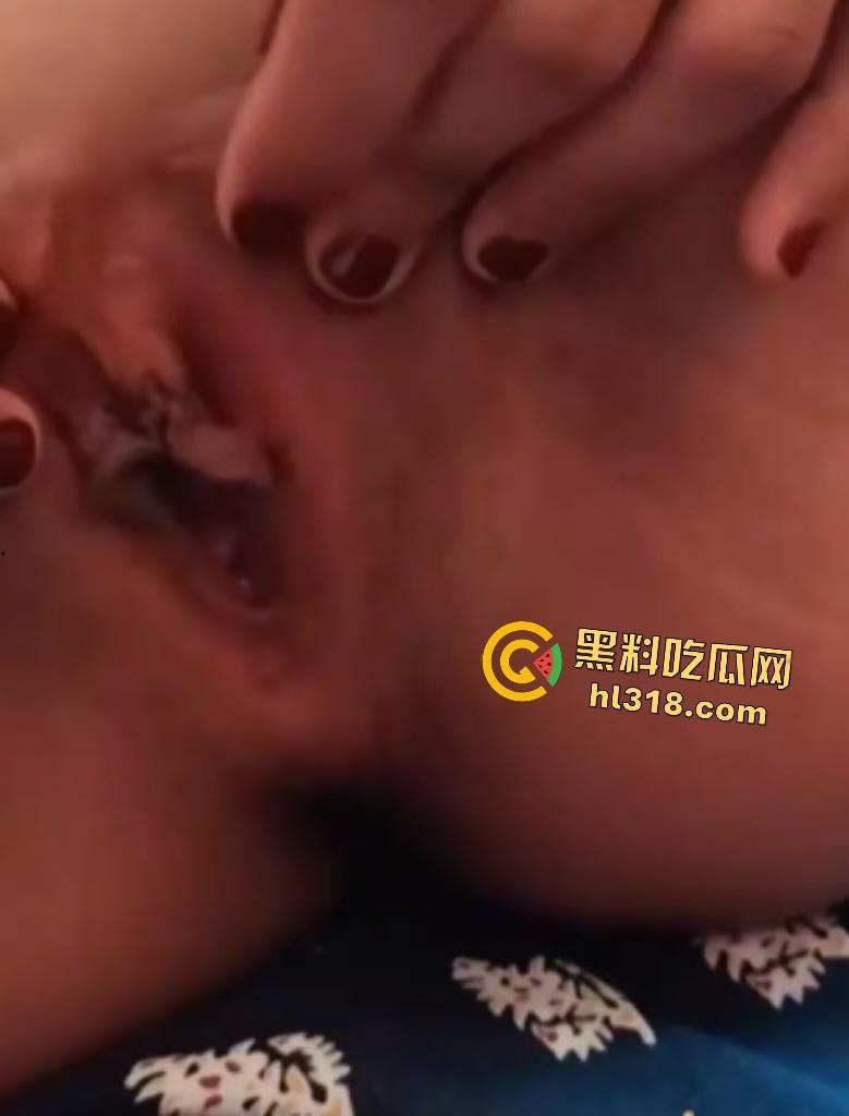 云南新婚人妻【曹琪芹】化身骚母狗跪地爬行，还被老公用脚趾塞逼里，也不怕得脚气？-6