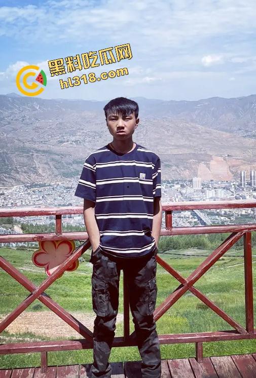 抖音爆笑热瓜，小伙拿登山杖挑牛菊花，没想到反被牛摁地摩擦，这下知道什么叫牛气冲天了吧！-3