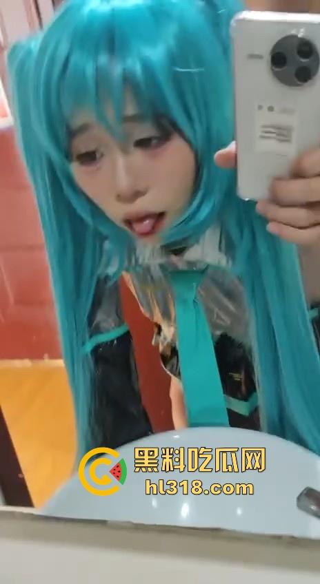 不用脱，要的就是初音未来！极品cosr私房约拍，拍完就地正法淫乱魅魔，镜前无套后入，吐舌头翻白眼极其淫荡！-6