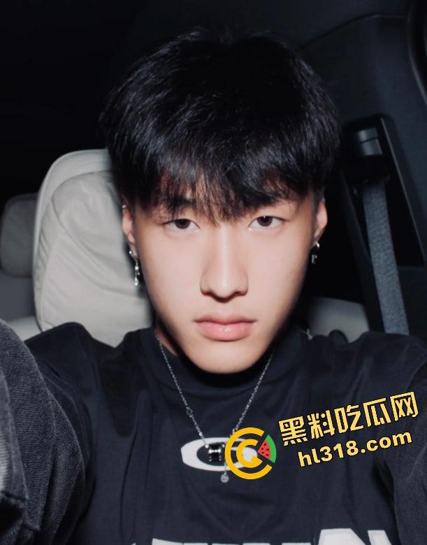 抖音爆笑热瓜，小伙拿登山杖挑牛菊花，没想到反被牛摁地摩擦，这下知道什么叫牛气冲天了吧！-7