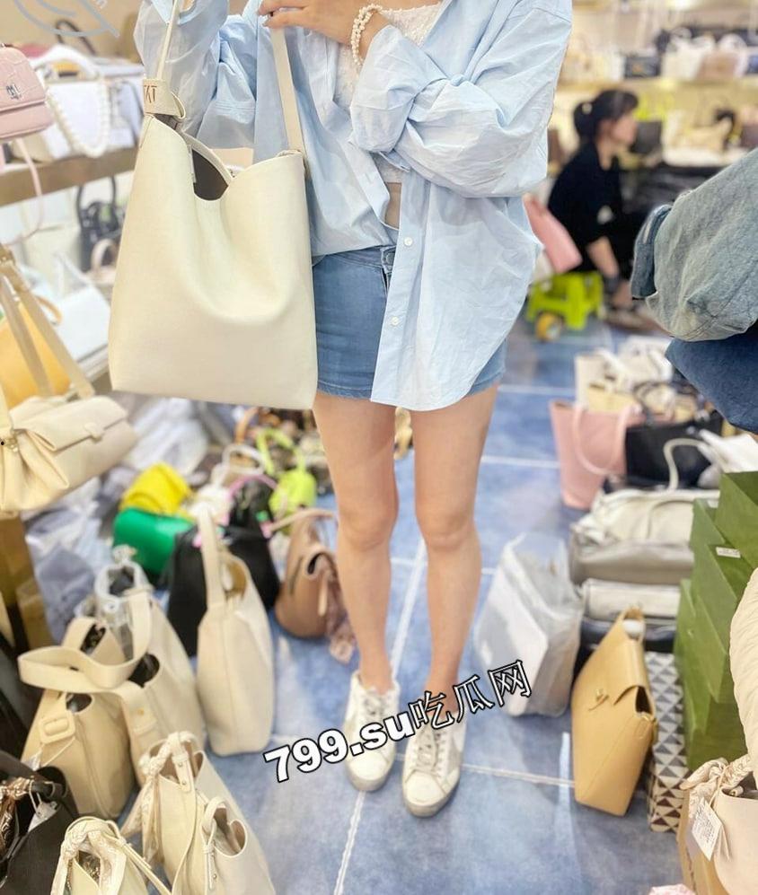 海角社区乱伦大神强上女房东 以记录之名把少妇房东野外按在草地抽插观众太多转战厕所继续-7