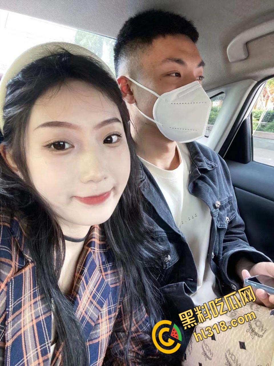 热恋期情侣出租房视频流出，520拍裸照纪念，黑丝美乳露脸口交，被男友拽住双手，猛插多毛粉穴！-1