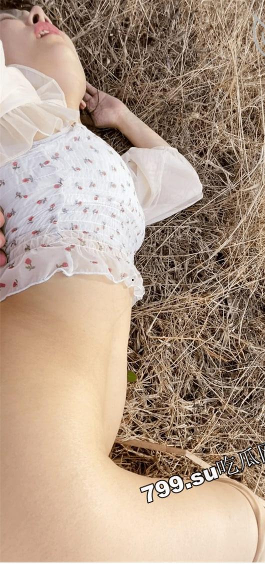 海角社区乱伦大神强上女房东 以记录之名把少妇房东野外按在草地抽插观众太多转战厕所继续-14