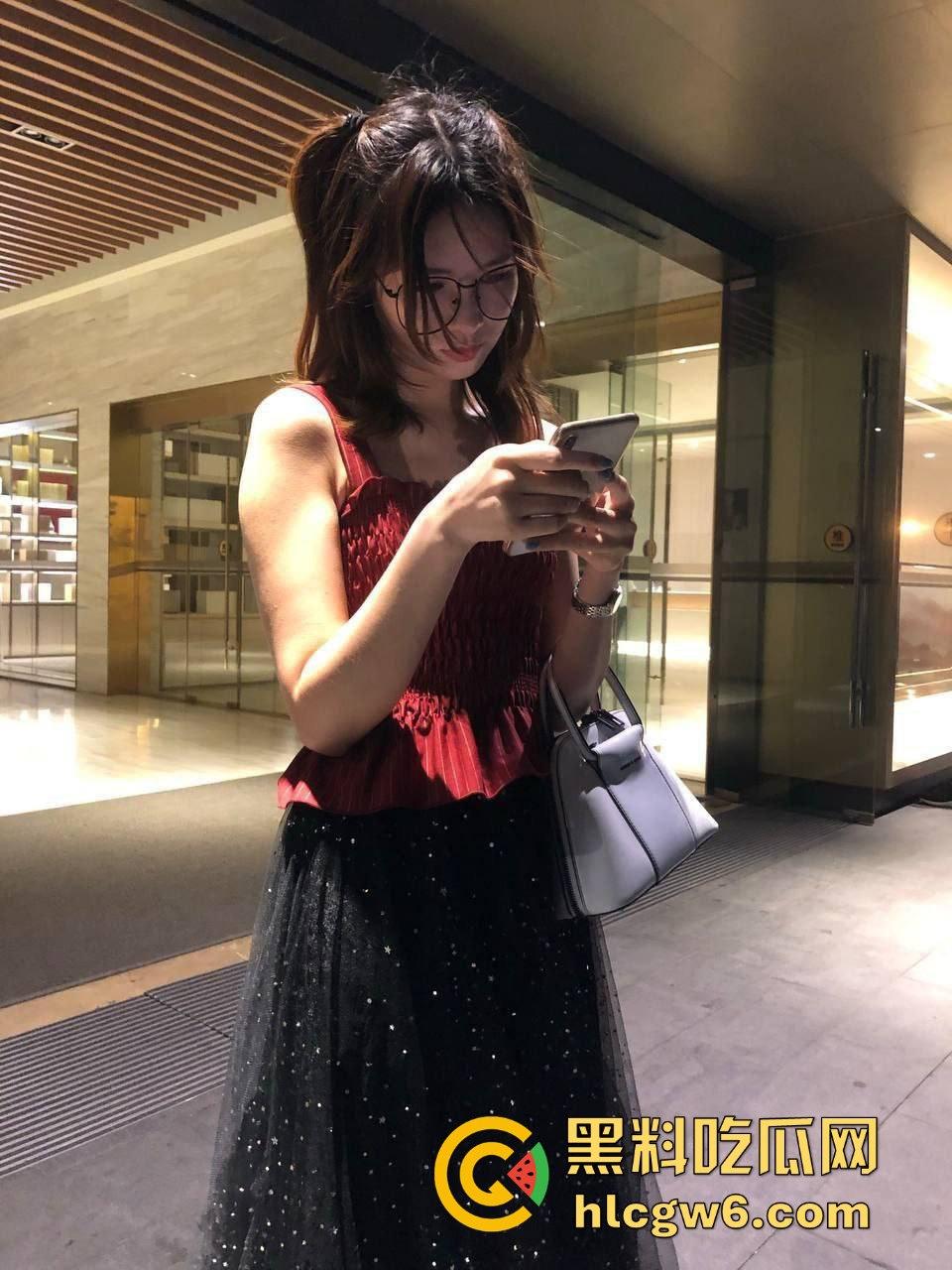 瓜友约炮楼下旋转小火锅骚收银妹被操成母狗，眼镜一摘就变骚浪货，骑在大鸡巴上浪叫不止，骚到断腿！-10