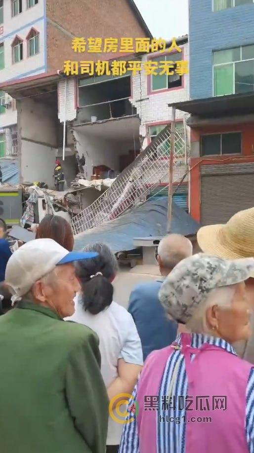 重庆石柱惊悚车祸！垃圾清运车失控撞民房，致1死1伤-2