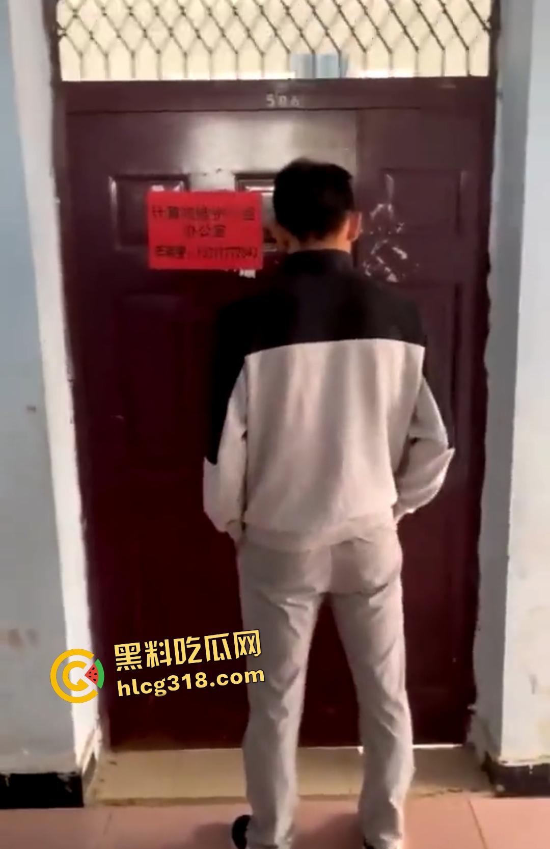 计算机维护小组办公室大学生偷情做爱被主任抓包，女的还想拍照留念坏事变好事！-5