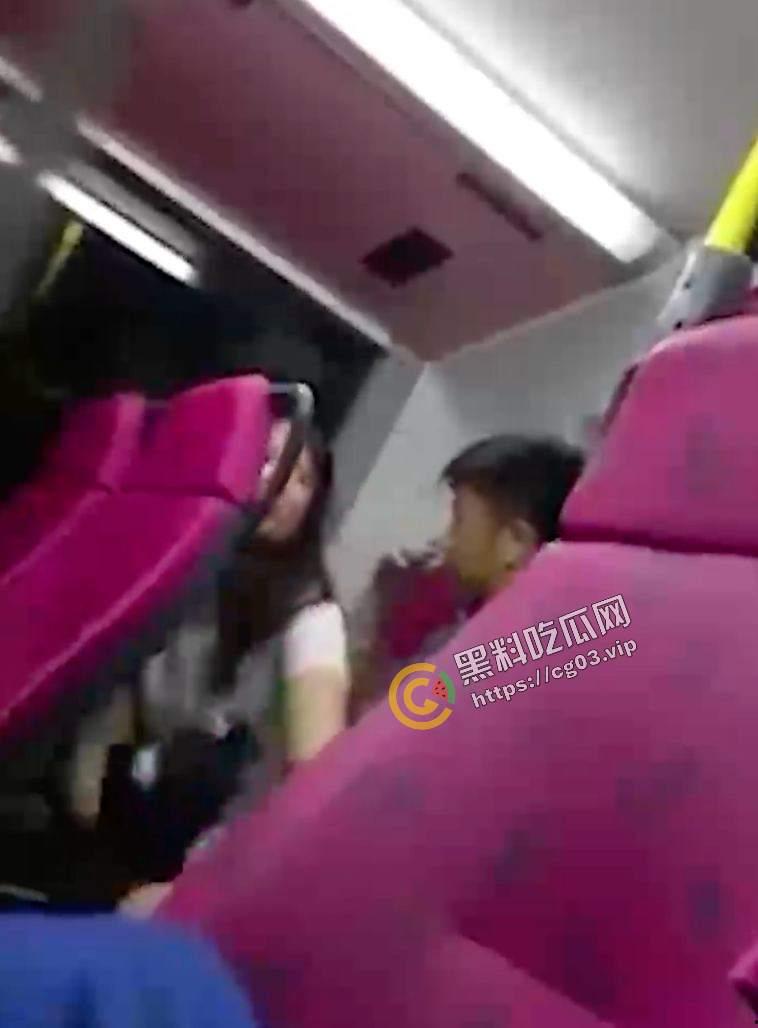 情侣高铁上面直接开扣 扣完还不忘记闻一下  滂臭！-3