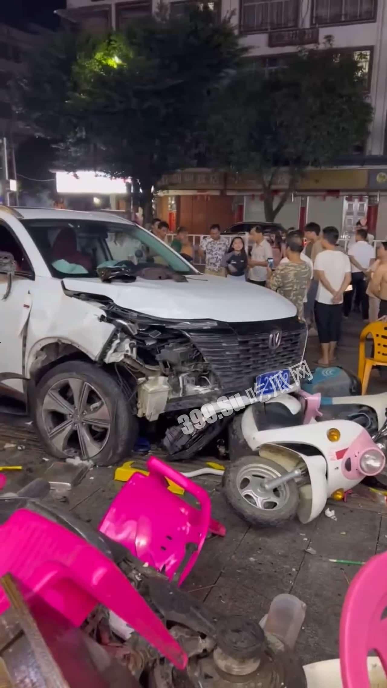 5月5日凌晨，广西玉林陆川新公园路口，一辆汽车突然冲向宵夜摊人群，撞伤4人，路口2个，宵夜摊2个，一人伤势严重，肚子都破开了。司机想逃，被众人拉回来，躺地上，不知是否酒驾 #车祸-1