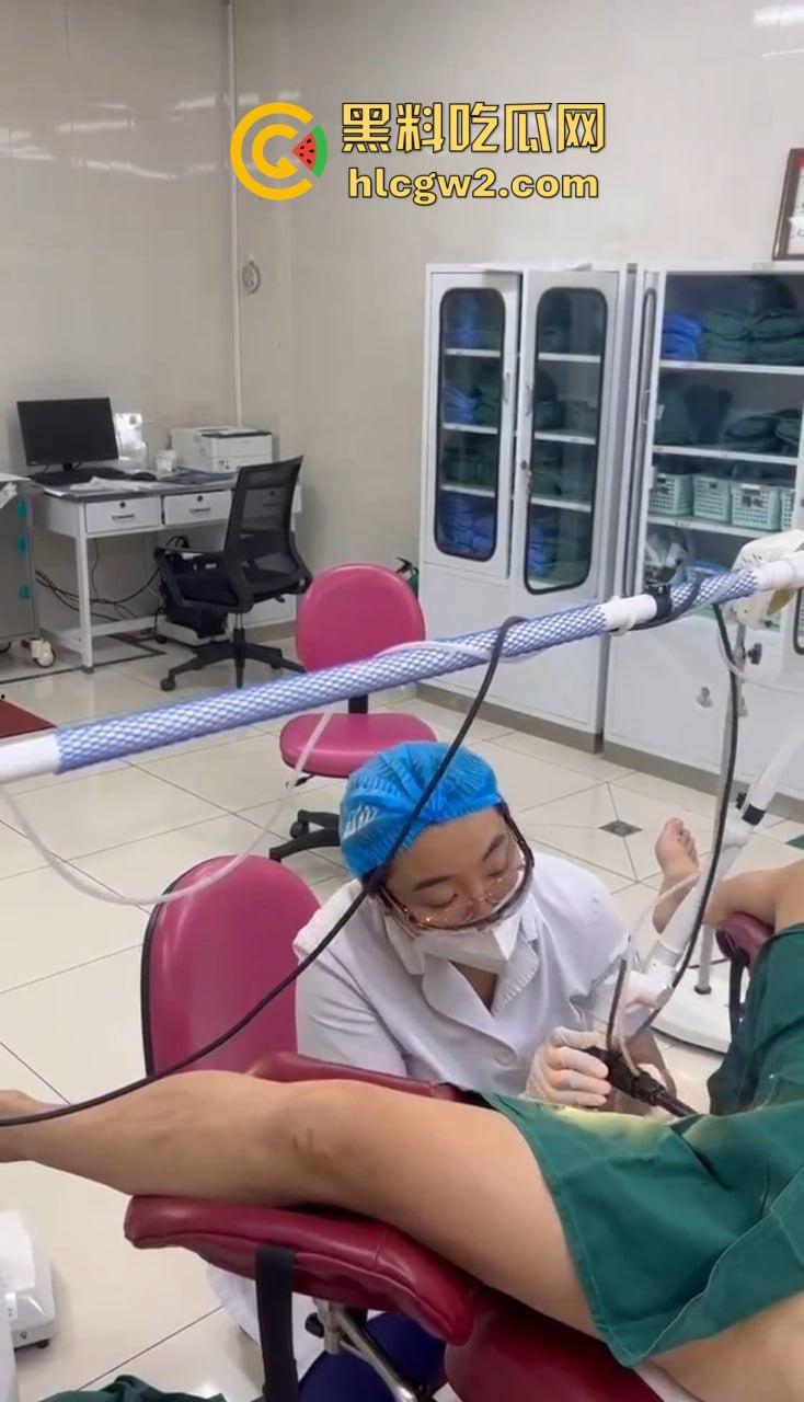 富婆和小仙女玩私处美容！十几年鸡变处女，3万就能换粉木耳，逼都被蒸冒烟了粉嫩得像刚出炉！-9