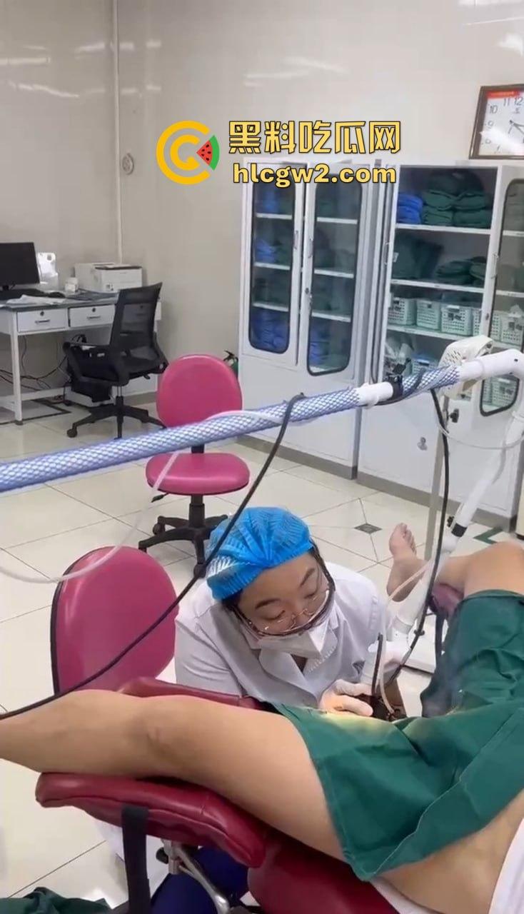 富婆和小仙女玩私处美容！十几年鸡变处女，3万就能换粉木耳，逼都被蒸冒烟了粉嫩得像刚出炉！-12