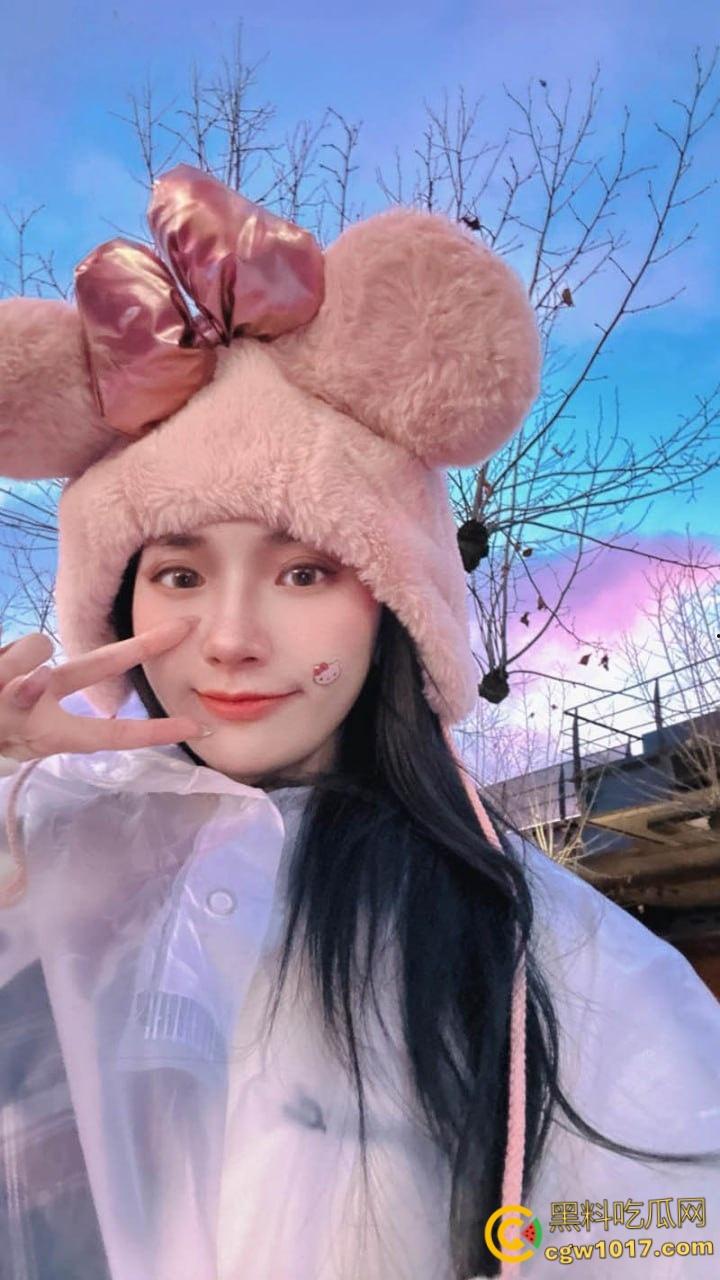 哈尔滨小母狗【黄诗涵】，穿着情趣黑丝露脸口交，抠逼舔穴满脸享受，高潮失禁潮喷不断，淫叫声超动听！-3