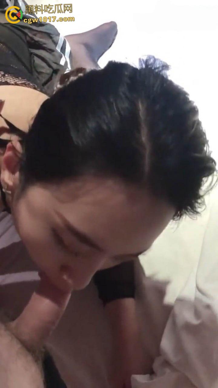 哈尔滨小母狗【黄诗涵】，穿着情趣黑丝露脸口交，抠逼舔穴满脸享受，高潮失禁潮喷不断，淫叫声超动听！-4