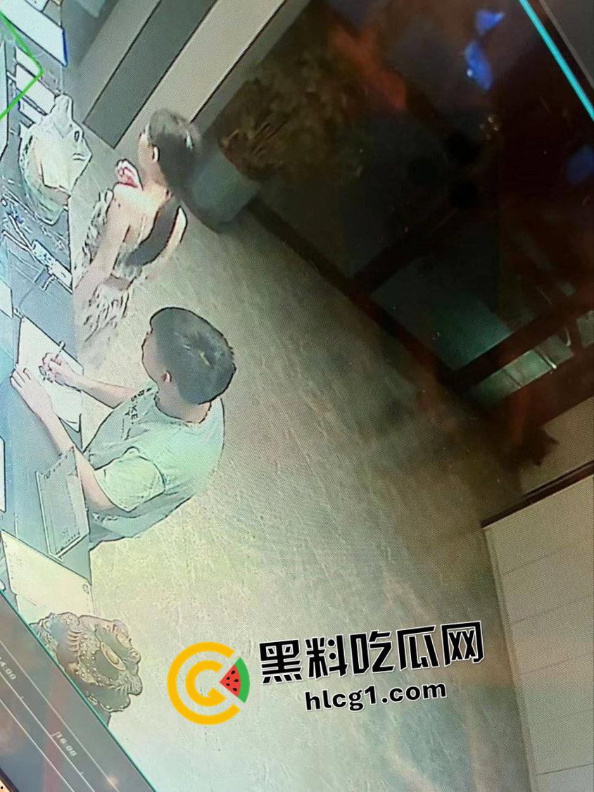 防城港大瓜！出轨小六岁小三被上门捉奸 打的头破血流还一脸不服-3