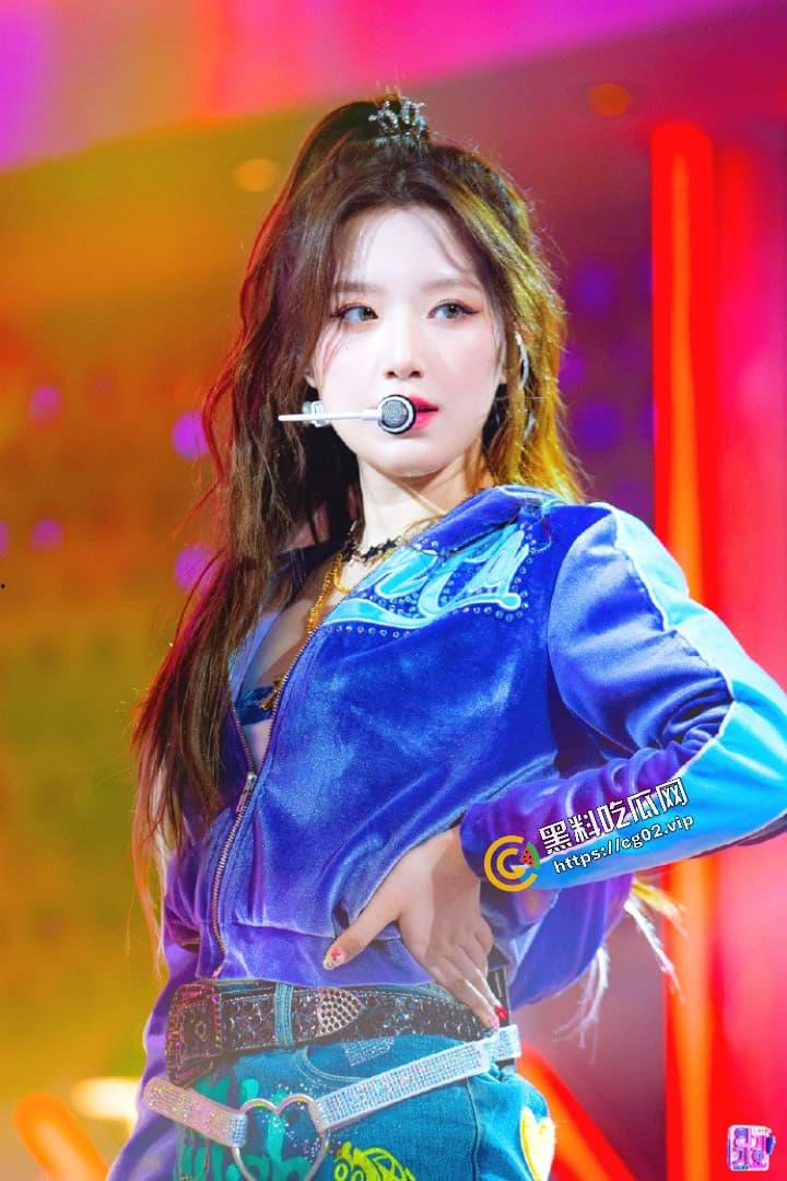 韩国女团 (G) I-DLE 台湾成员 叶舒华 露奶秀 跳舞时动作太大不慎漏点 现场表演真空上阵  褐色乳头小奶一览无余-3