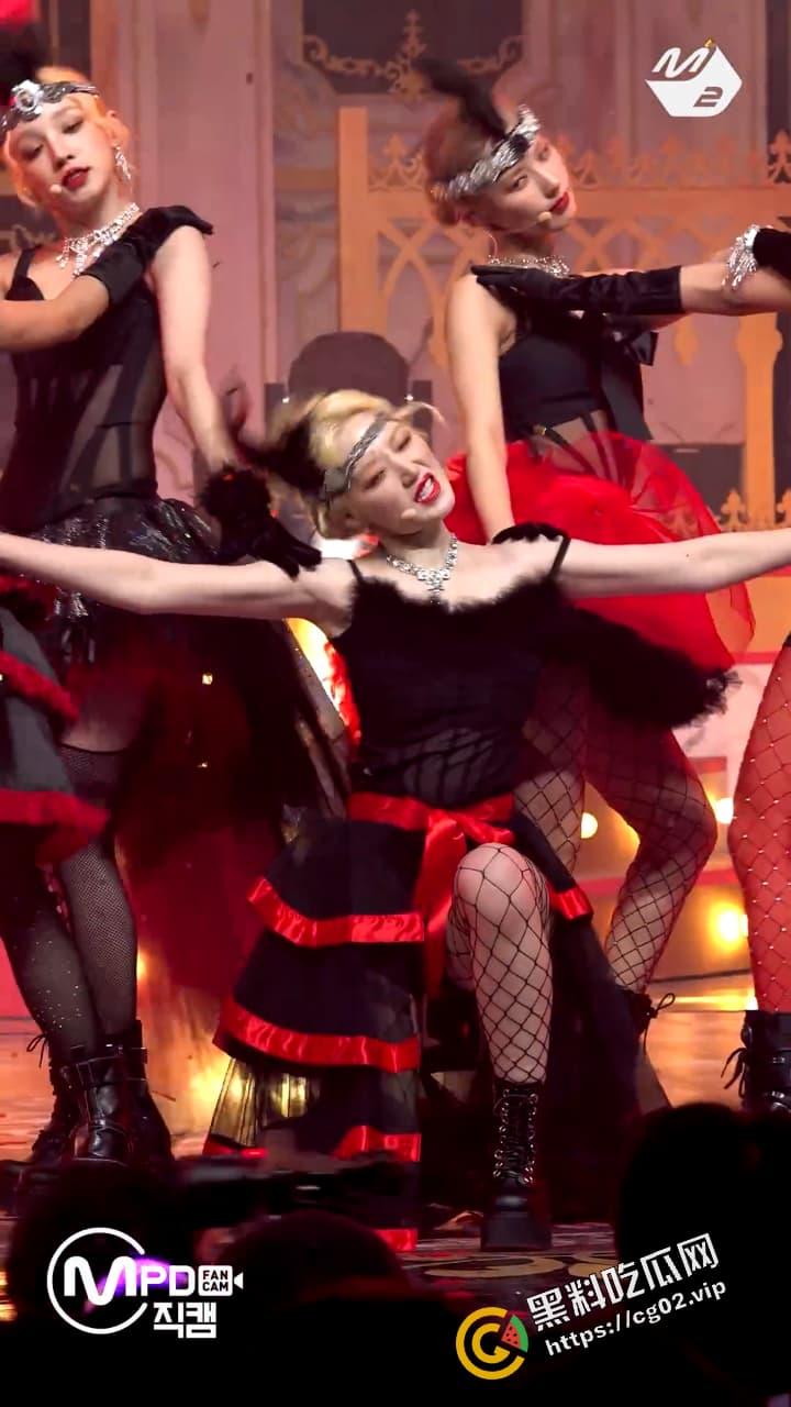 韩国女团 (G) I-DLE 台湾成员 叶舒华 露奶秀 跳舞时动作太大不慎漏点 现场表演真空上阵  褐色乳头小奶一览无余-6