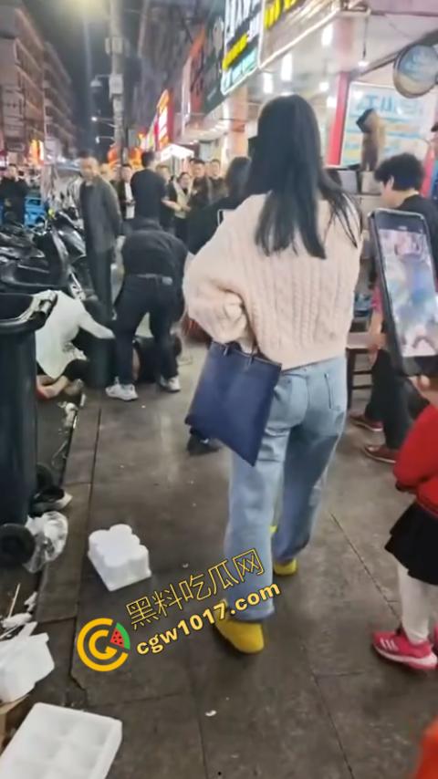 热闹龙港夜市：原配大战小三，血雨腥风惊百客围观！温州最疯狂烧烤摊街头对决，拳风猛烈，头发乱飞，争风吃醋，看个痛快！-2