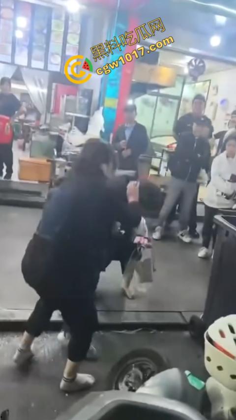 热闹龙港夜市：原配大战小三，血雨腥风惊百客围观！温州最疯狂烧烤摊街头对决，拳风猛烈，头发乱飞，争风吃醋，看个痛快！-5