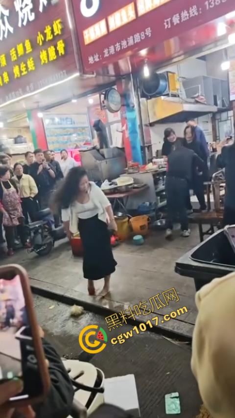 热闹龙港夜市：原配大战小三，血雨腥风惊百客围观！温州最疯狂烧烤摊街头对决，拳风猛烈，头发乱飞，争风吃醋，看个痛快！-8