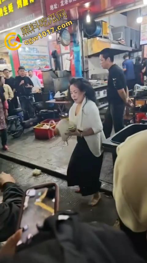 热闹龙港夜市：原配大战小三，血雨腥风惊百客围观！温州最疯狂烧烤摊街头对决，拳风猛烈，头发乱飞，争风吃醋，看个痛快！-9