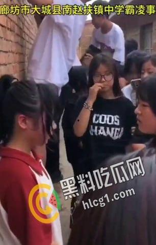 校园欺凌！河北廊坊大城县南赵扶镇某中学 几十个学生起哄狂扇女生耳光 可怜的女生只能缩在墙边任人宰割-5