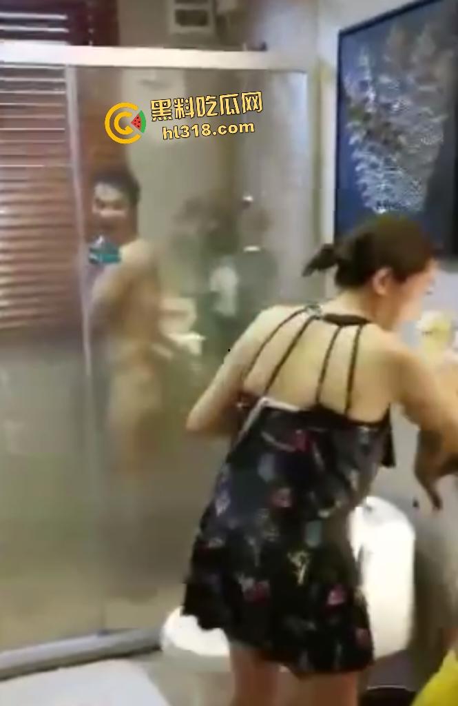 老熟女酒店集体去浴室调戏男性朋友，强拉浴室门看光，还疯狂嘲笑鸡鸡太小没欲望！-2