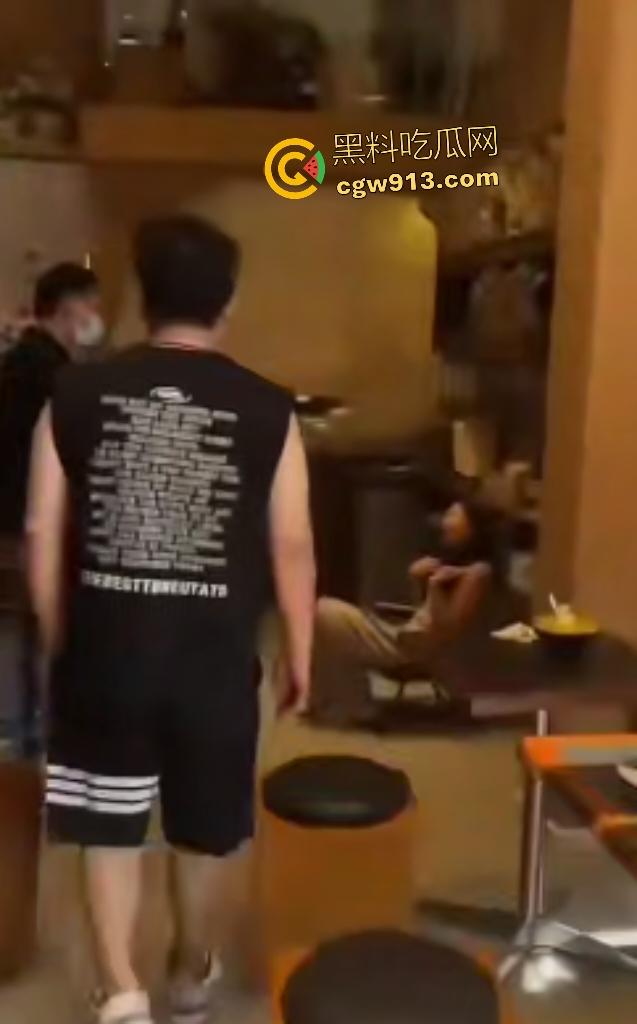 启东二喜甜品店老板娘【王文娟】，33岁沉迷18岁小鲜肉！婚内出轨被抓现行，欲杀女儿独吞小三！-4