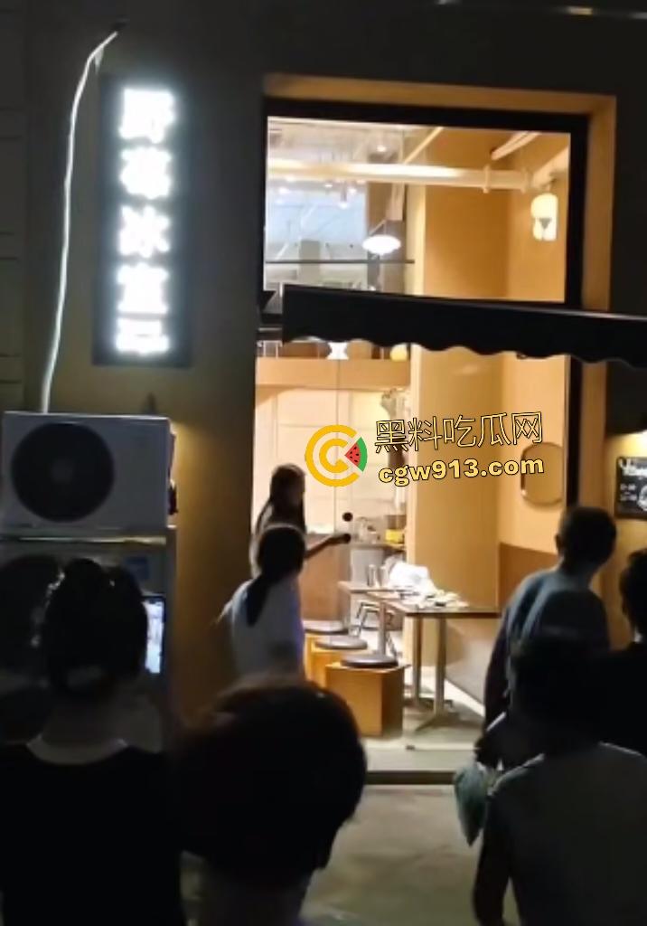 启东二喜甜品店老板娘【王文娟】，33岁沉迷18岁小鲜肉！婚内出轨被抓现行，欲杀女儿独吞小三！-5