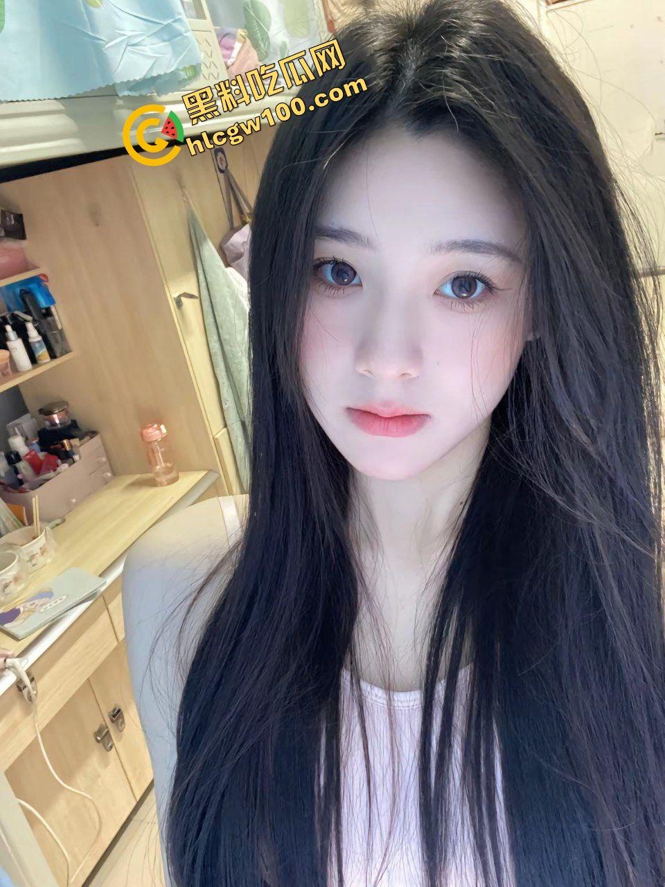 苏州经贸职业反差女大骚鸡【刘静语】本色出演发骚用牙刷自慰，露奶露逼淫荡至极！独家曝光流出！-1