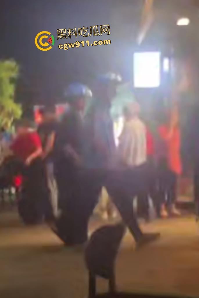 福建泉州永嘉天地KFC惊爆报复社会，刀仔狂魔无故持刀追砍捅刺路人，现场血肉横飞多人倒地哀嚎！-6