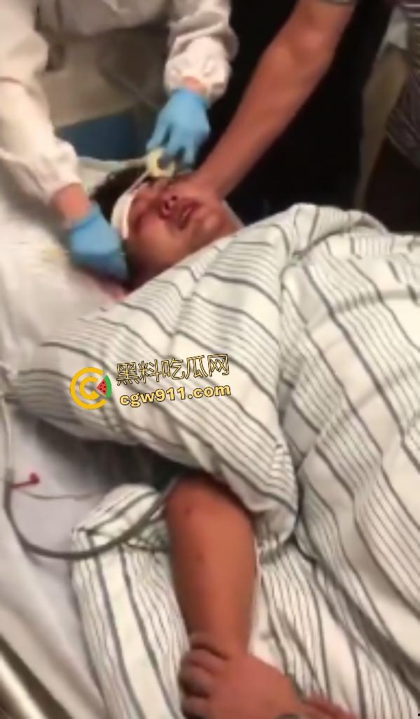 福建泉州永嘉天地KFC惊爆报复社会，刀仔狂魔无故持刀追砍捅刺路人，现场血肉横飞多人倒地哀嚎！-8