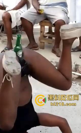 骚狂黑妹绝活拉客，逼插啤酒瓶当街表演杂耍，插着倒立吞吐，这不比马戏好看，离谱至极！-2
