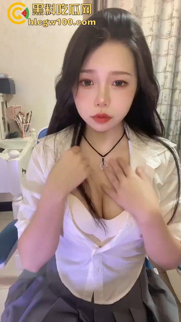 巨乳学生女主播【小咪酱】最新大尺度福利视频，骚货露脸全裸自慰表情十分有看点，小编推荐！-2