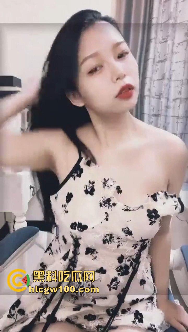 巨乳学生女主播【小咪酱】最新大尺度福利视频，骚货露脸全裸自慰表情十分有看点，小编推荐！-5