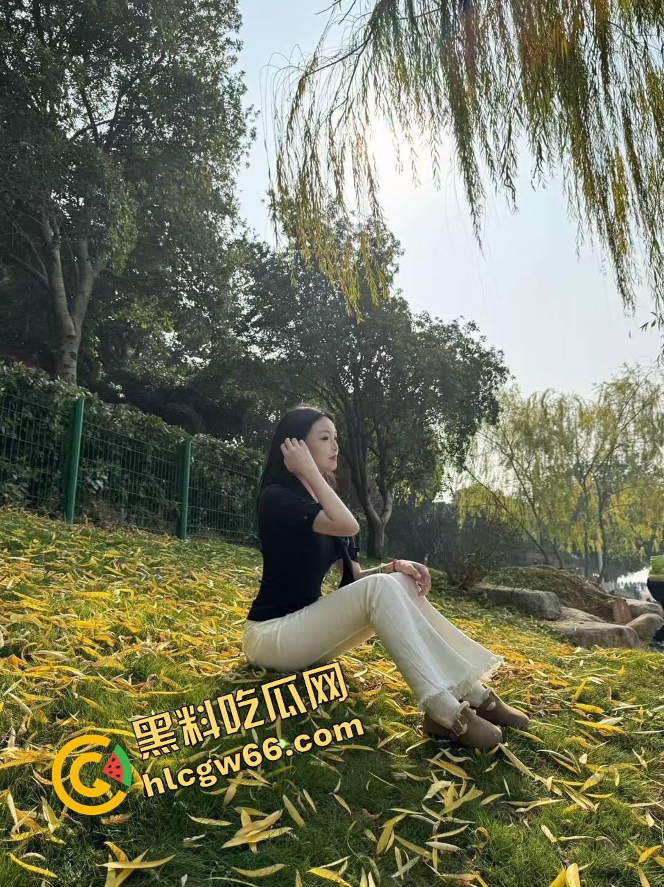 武汉【李露露】被开发半年从普通女生变成性奴母狗，一边打电话一边被爆操，SM羞耻玩法越玩越野！-2