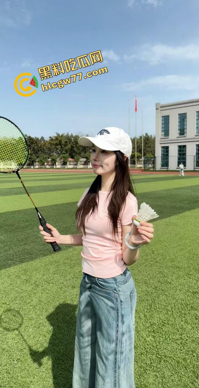 眼镜骚妻背着快枪老公开房3P,三根鸡巴轮流爆操刷锅内射,骚穴被塞爆高潮喷汁,绿帽老公直接被玩废!-1