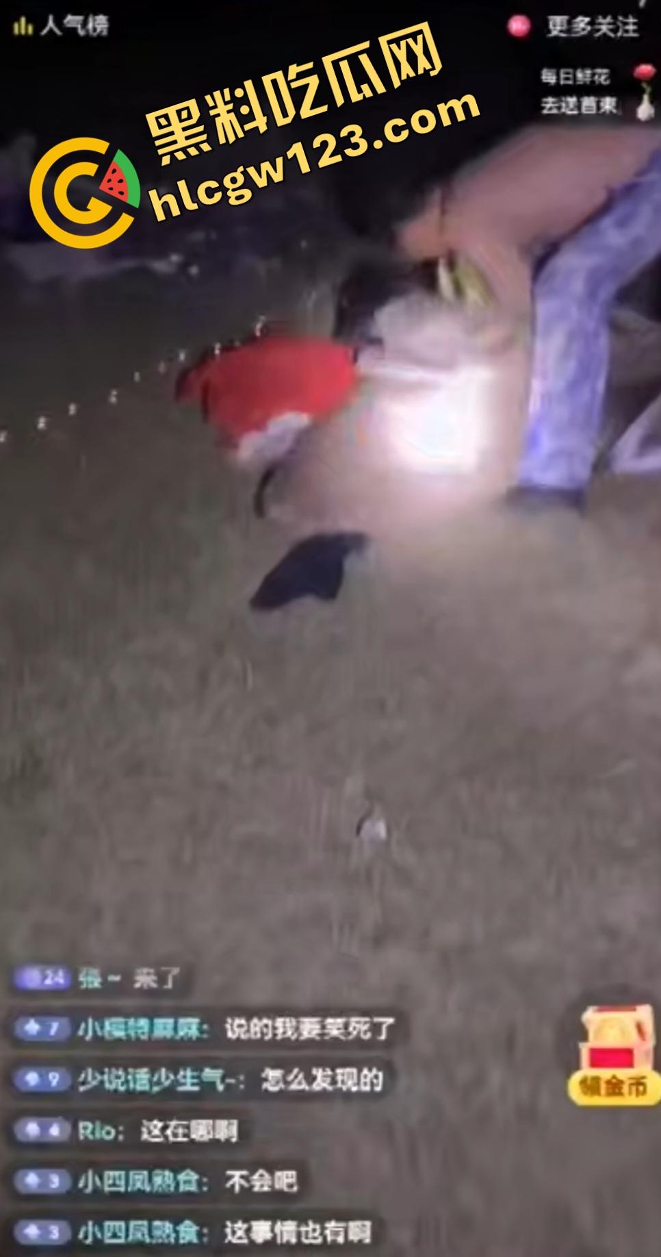 抖音【mola_吉妹】原配直播抓小三！大喊老公有18cm，便宜你这贱货了？小三被骂骚逼松了吧？-5