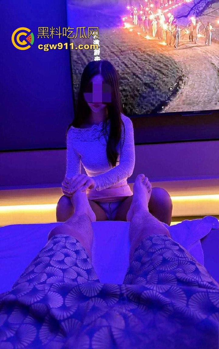 海角论坛！【会喷水的亲姐姐】扮演足浴店技师体验日常，易发情体质遭无情内射，这活不适合她！-1