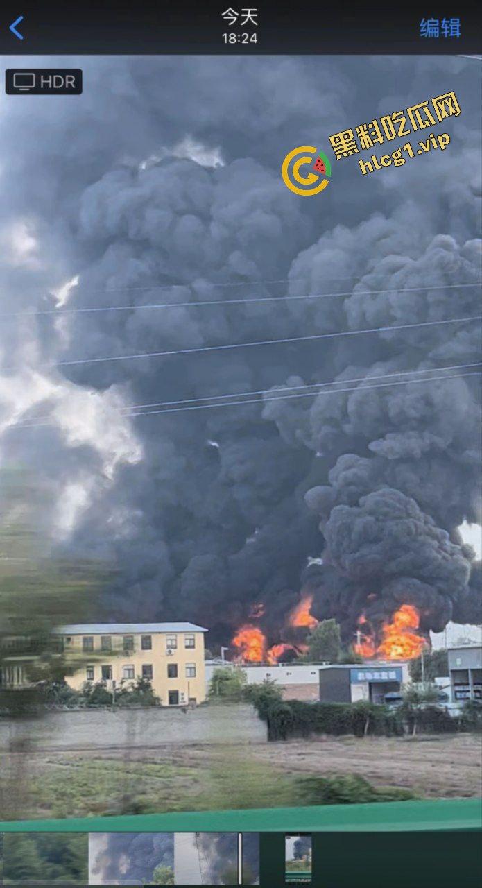 西安鄂邑张寨村 一涂料厂发生火灾!形成巨大黑色蘑菇云!-3
