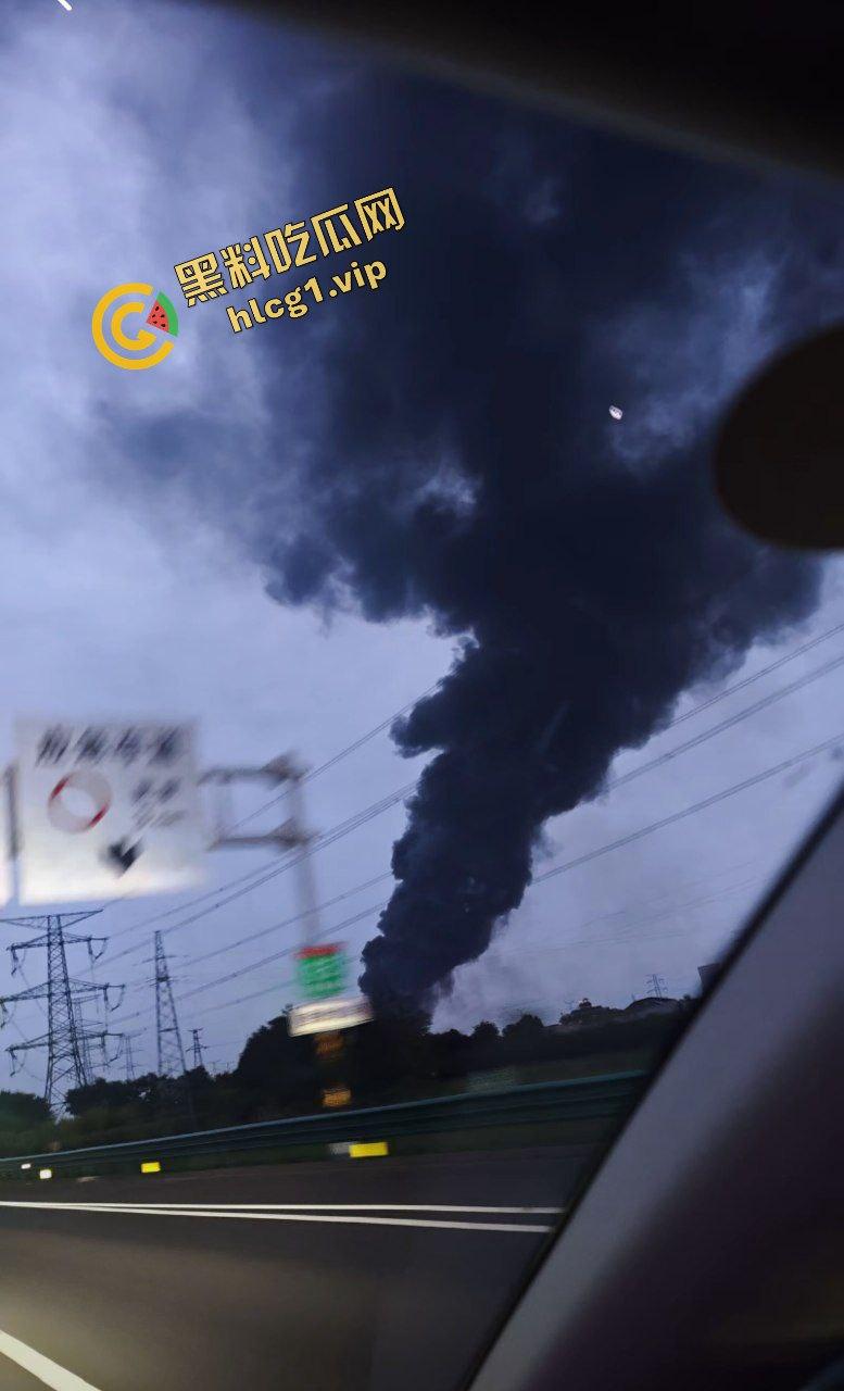 西安鄂邑张寨村 一涂料厂发生火灾!形成巨大黑色蘑菇云!-4