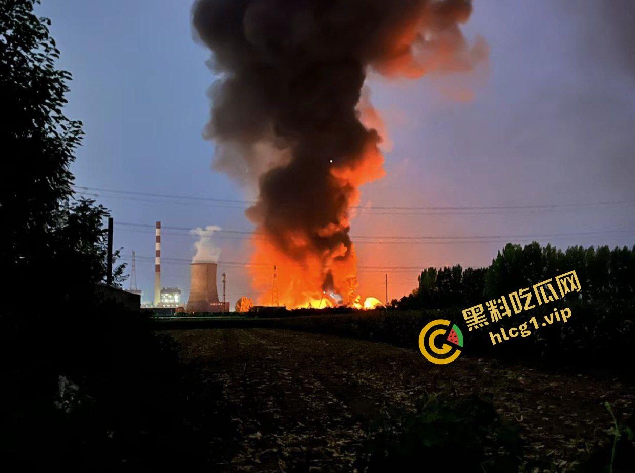 西安鄂邑张寨村 一涂料厂发生火灾!形成巨大黑色蘑菇云!-5