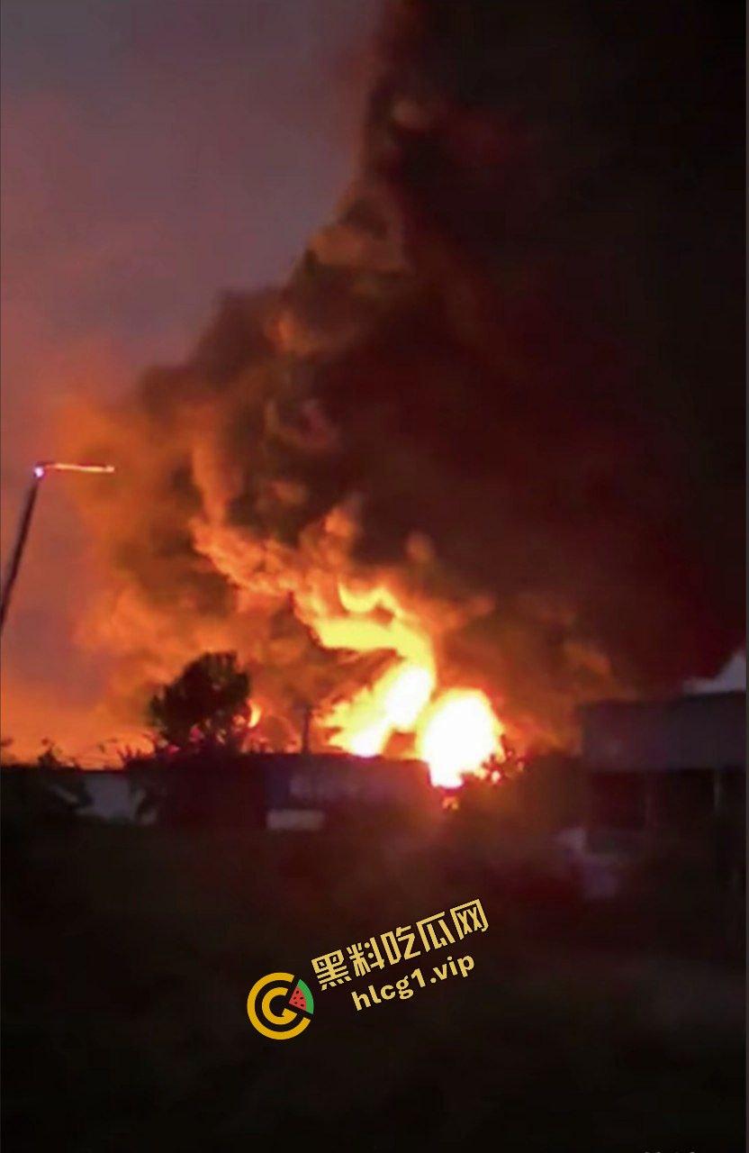 西安鄂邑张寨村 一涂料厂发生火灾!形成巨大黑色蘑菇云!-6