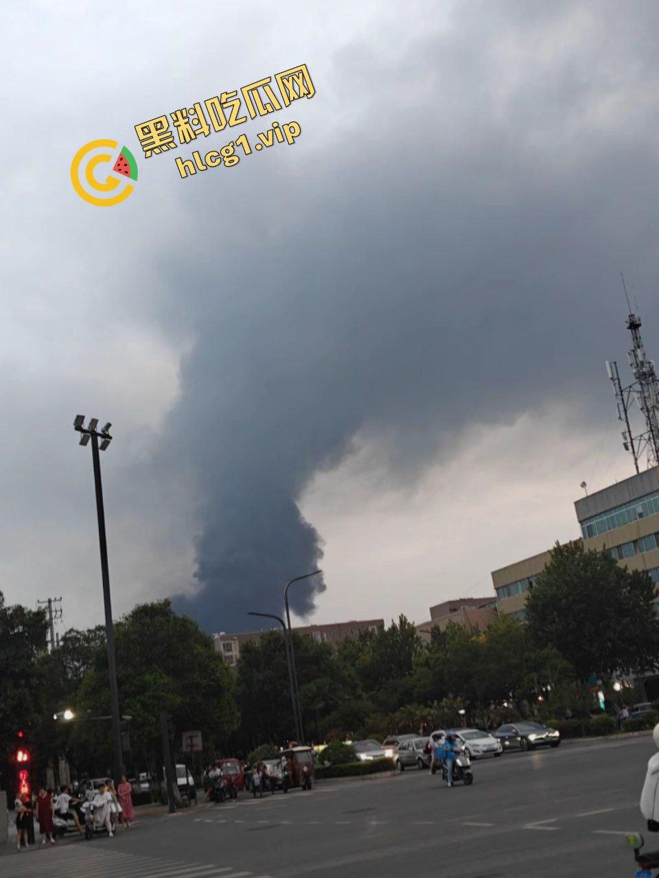 西安鄂邑张寨村 一涂料厂发生火灾!形成巨大黑色蘑菇云!-7