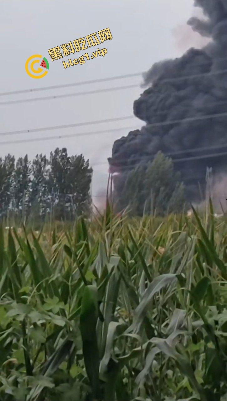 西安鄂邑张寨村 一涂料厂发生火灾!形成巨大黑色蘑菇云!-8