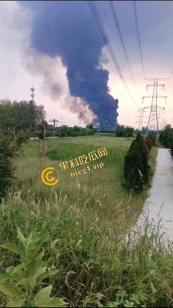 西安鄂邑张寨村 一涂料厂发生火灾!形成巨大黑色蘑菇云!-9
