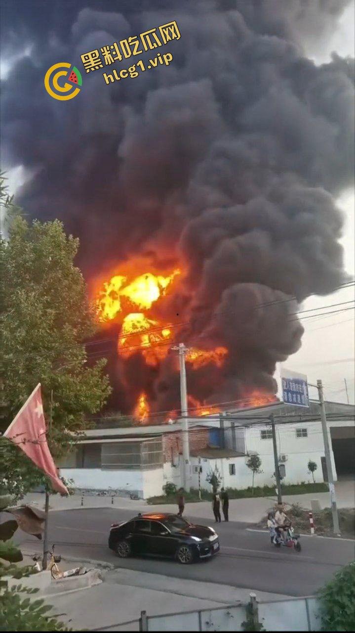 西安鄂邑张寨村 一涂料厂发生火灾!形成巨大黑色蘑菇云!-10