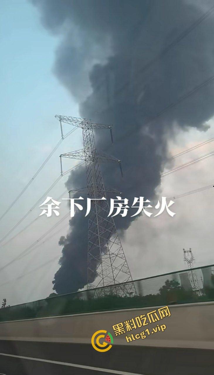 西安鄂邑张寨村 一涂料厂发生火灾!形成巨大黑色蘑菇云!-11