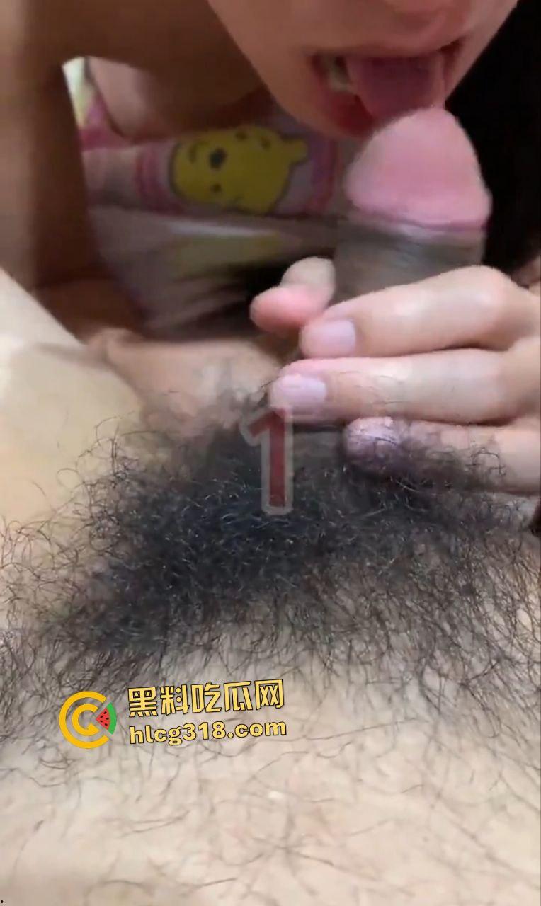 面具人妻熟女偷情神技炸裂!舔鸡巴吞精如行云流水,手速堪比单身十八年!-1