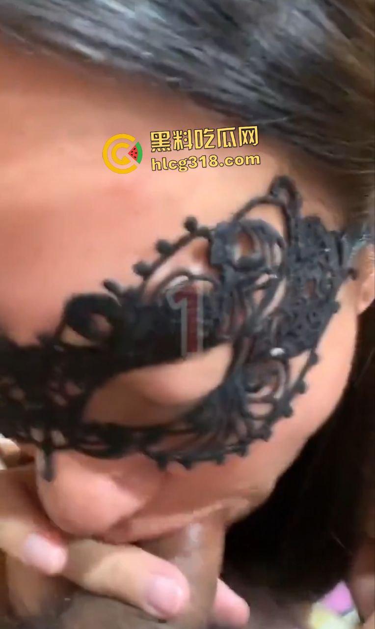 面具人妻熟女偷情神技炸裂!舔鸡巴吞精如行云流水,手速堪比单身十八年!-4