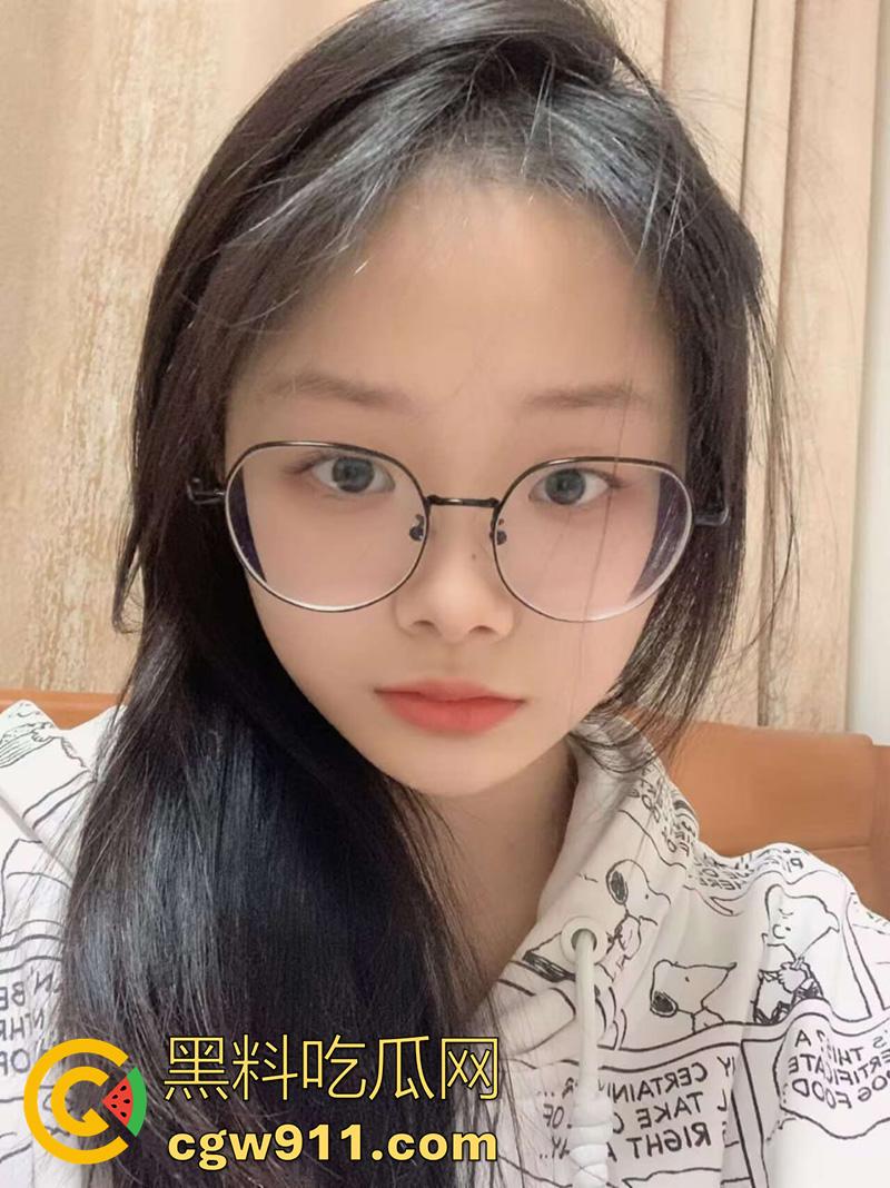 安阳师范学院眼镜妹【陈佳楠】，颜值超清纯的学生妹，私下床技一流口活精湛，约炮做爱视频被渣男曝光！-2